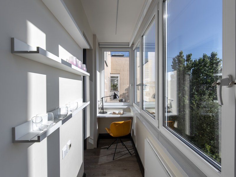 Общий вид: остекление вдоль балкона и рабочее место