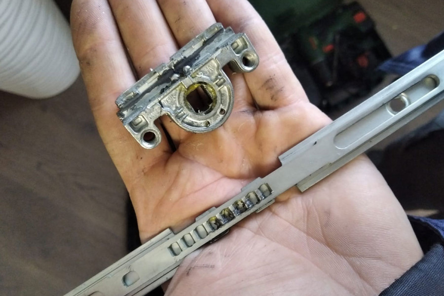 Фото неисправной фурнитуры