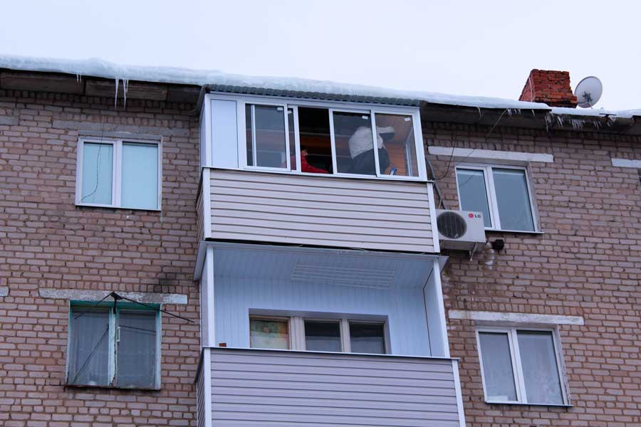 Как застеклить балконы в хрущевке – популярные варианты