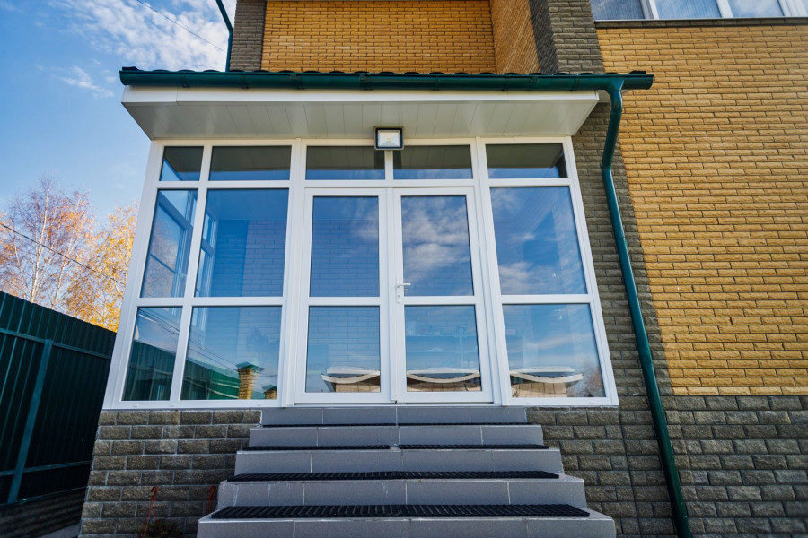 Пластиковые входные и межкомнатные двери