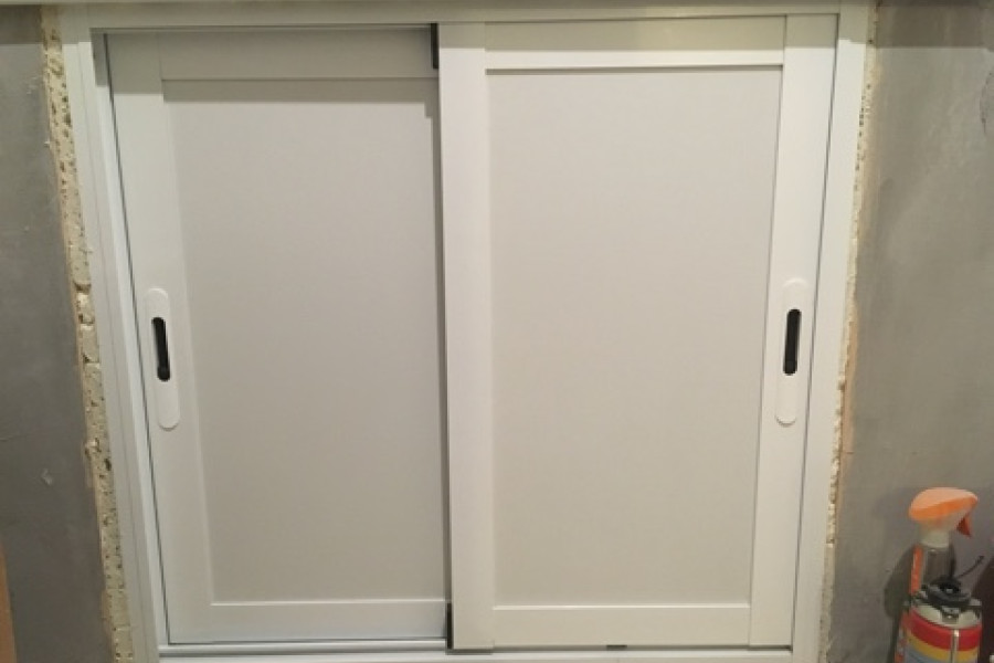 Холодильник под окном с раздвижными дверцами - 1160798382