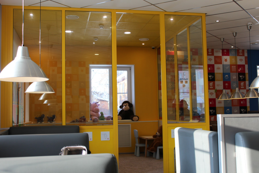 Желтая офисная перегородка в пиццерии Додо Пицца - 1575377928