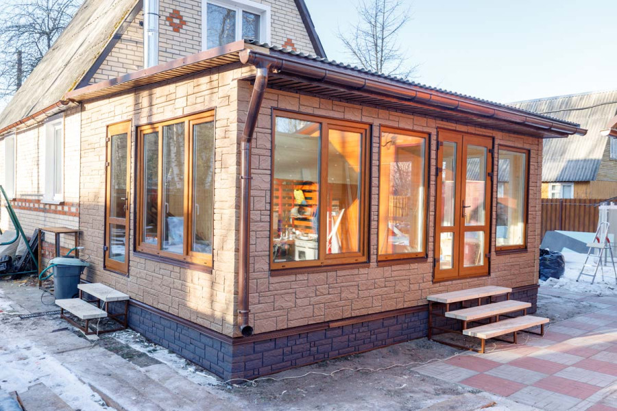 Летняя кухня с большими окнами - 445691922