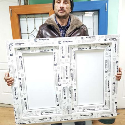 Зимний холодильник под окном - 937767812