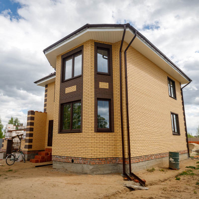 Пластиковые окна в загородном кирпичном доме - 323750195