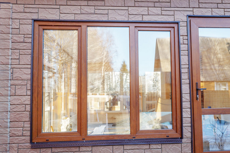 Цветные окна в деревянном доме – новый тренд дизайна | Евростиль-сервис