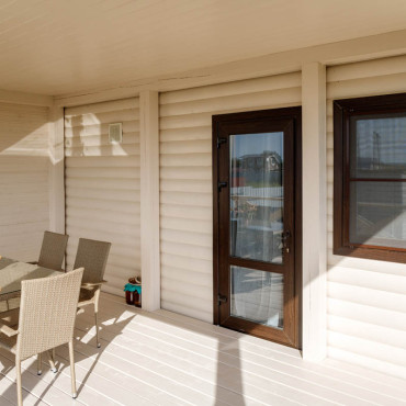 Коричневые пластиковые окна для дачного дома - 1694025520