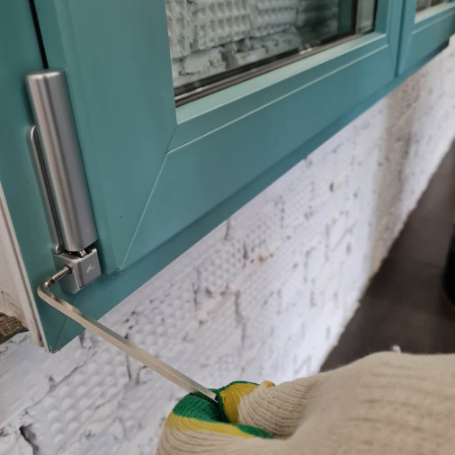 Дует из пластикового окна: способы решения проблемы - 400568064